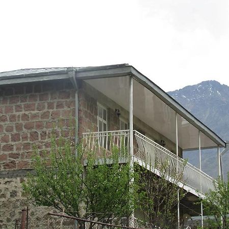 Red Stone Guest House Kazbegi Ruang foto