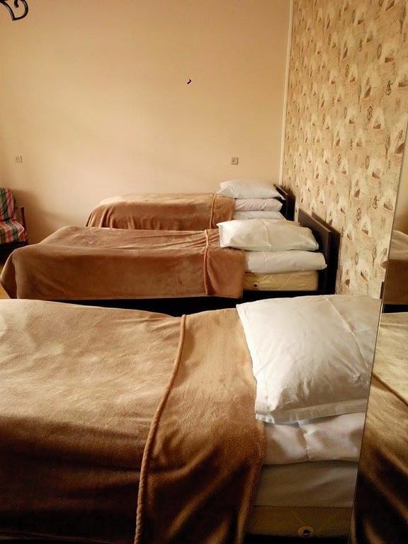 Red Stone Guest House Kazbegi Ruang foto