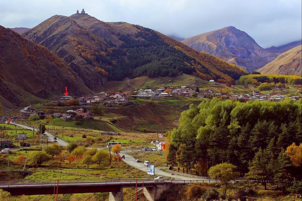 Red Stone Guest House Kazbegi Bagian luar foto