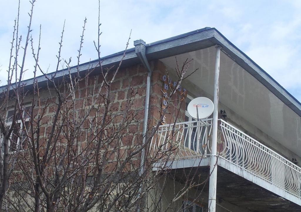 Red Stone Guest House Kazbegi Bagian luar foto