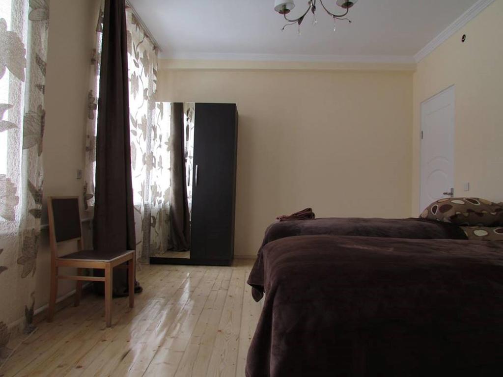 Red Stone Guest House Kazbegi Ruang foto