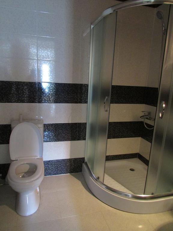 Red Stone Guest House Kazbegi Ruang foto