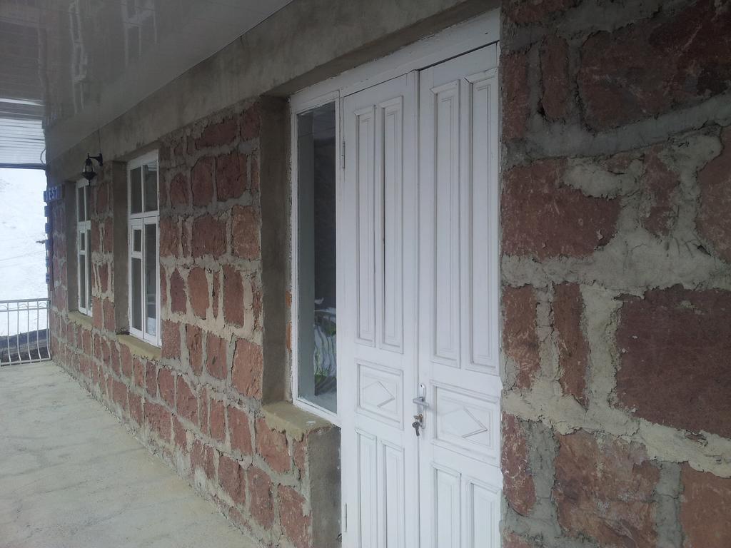 Red Stone Guest House Kazbegi Ruang foto
