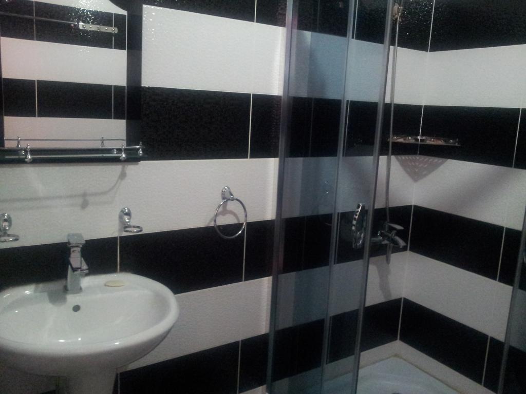 Red Stone Guest House Kazbegi Ruang foto