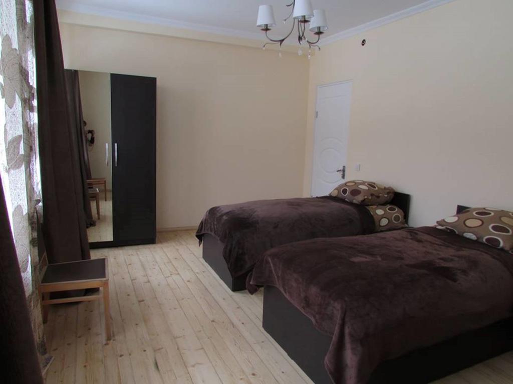 Red Stone Guest House Kazbegi Ruang foto