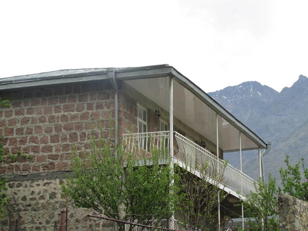 Red Stone Guest House Kazbegi Ruang foto