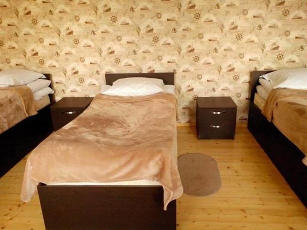 Red Stone Guest House Kazbegi Bagian luar foto