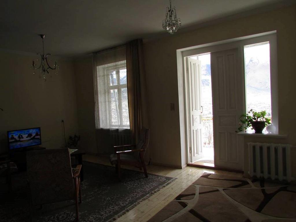 Red Stone Guest House Kazbegi Bagian luar foto