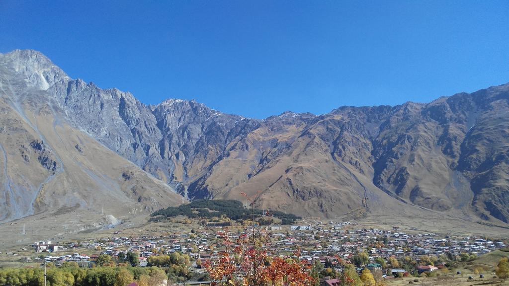 Red Stone Guest House Kazbegi Bagian luar foto