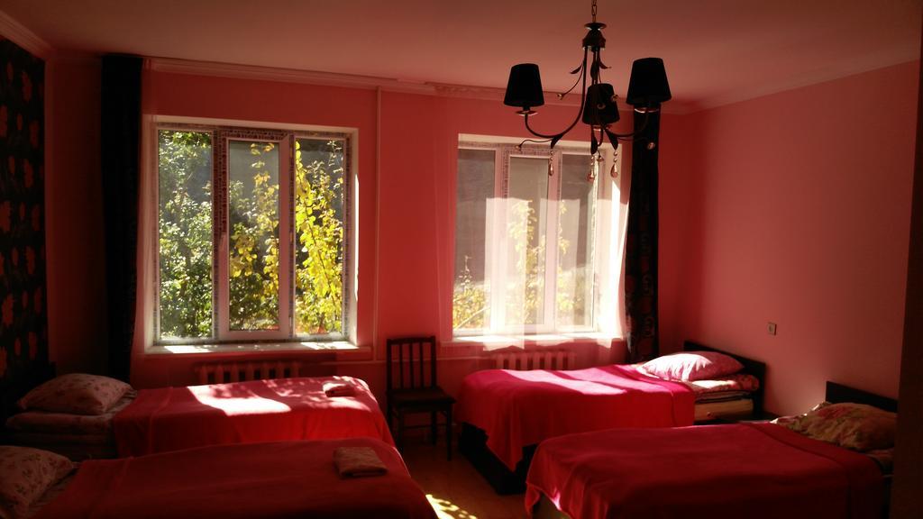 Red Stone Guest House Kazbegi Bagian luar foto