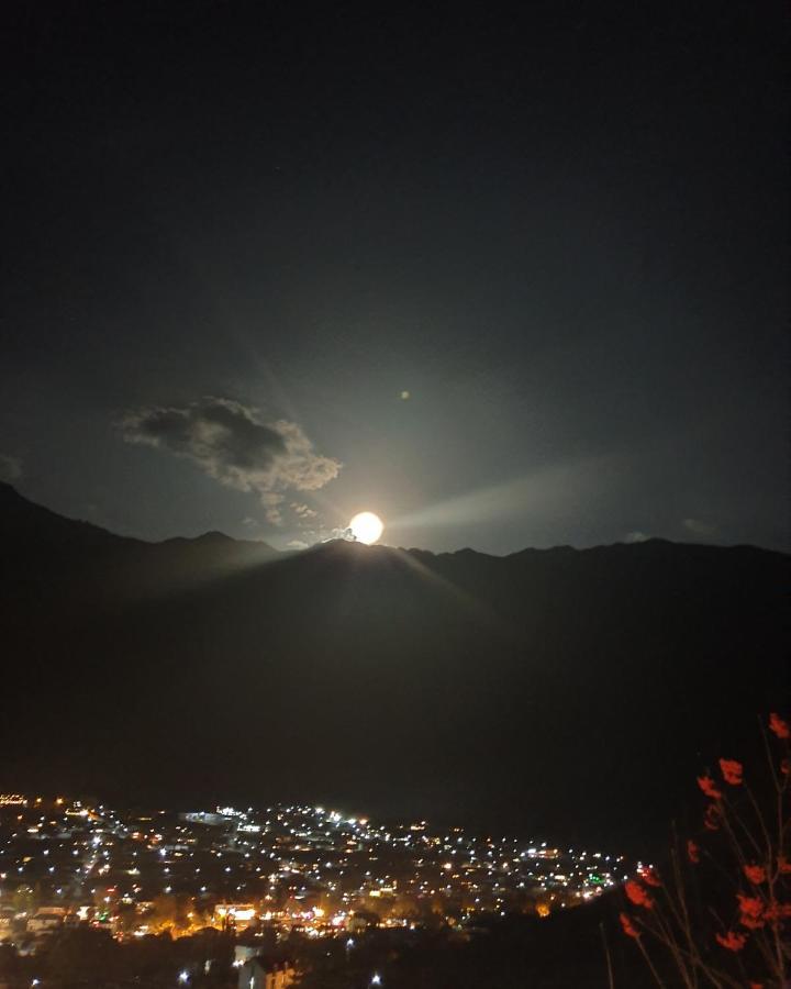 Red Stone Guest House Kazbegi Bagian luar foto