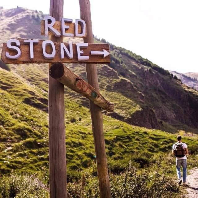 Red Stone Guest House Kazbegi Bagian luar foto