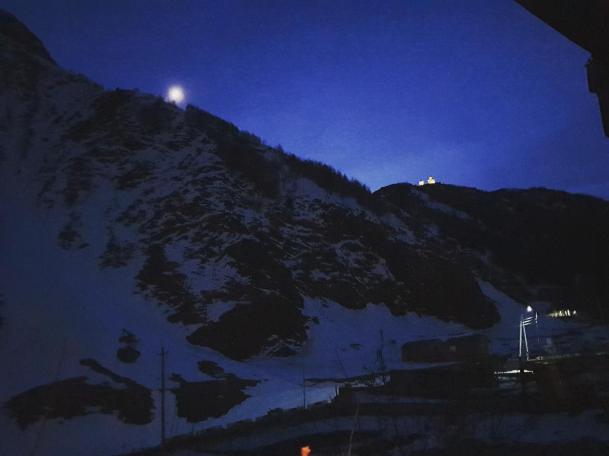 Red Stone Guest House Kazbegi Bagian luar foto